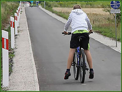 jeździć bez trzymania nóg na pedałach