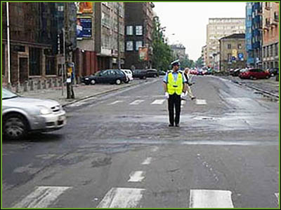 policjant na skrzyżowaniu stojący przodem