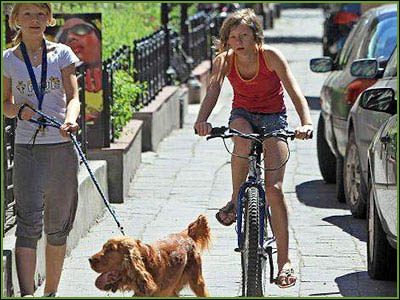 jeździć po chodniku