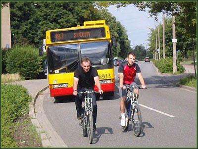 jeździć obok innego rowerzysty, kiedy to blokuje ruch