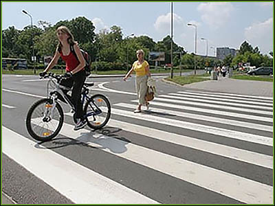 przejeżdżać po przejściu dla pieszych