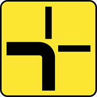 T-6a tabliczka wskazująca rzeczywisty przebieg drogi z pierwszeństwem przez skrzyżowanie (umieszczana na drodze z pierwszeństwem)