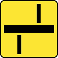 T-6d tabliczka wskazująca prostopadły przebieg drogi z pierwszeństwem przez skrzyżowanie oraz układ dróg podporządkowanych (umieszczana na drodze podporządkowanej)